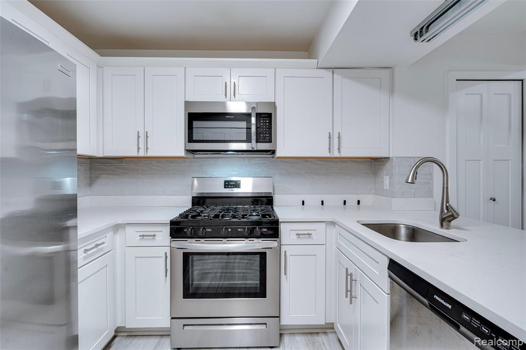 6265 Potomac Circle, West Bloomfield, MI — Photo 14