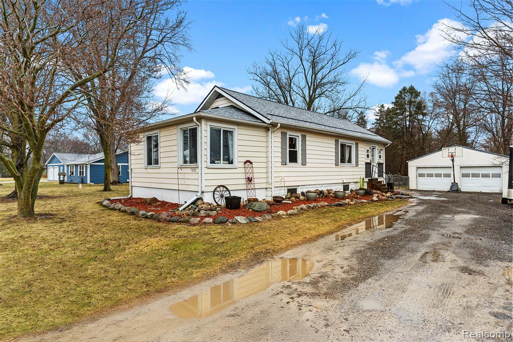7250 Frances Road, Flushing, MI 48433 — front exterior