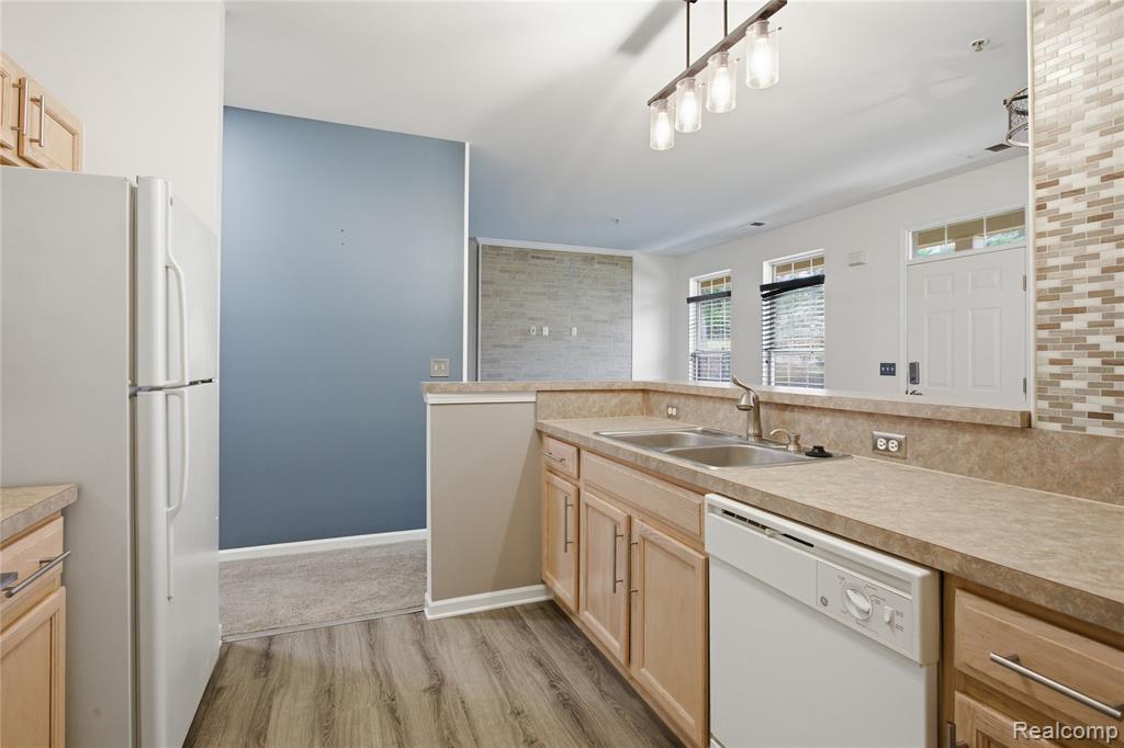 526 Red Oak Court, Walled Lake, MI 48390 — Photo 16