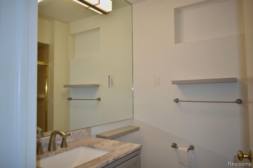460 N EVANSDALE Drive, Bloomfield Hills, MI 48304 — Photo 28