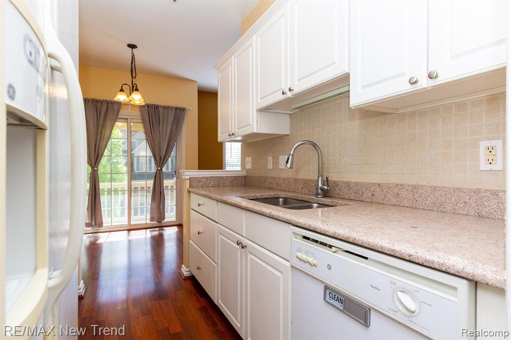 1611 E LAKEVIEW Lane, Canton, MI 48187 — Photo 9