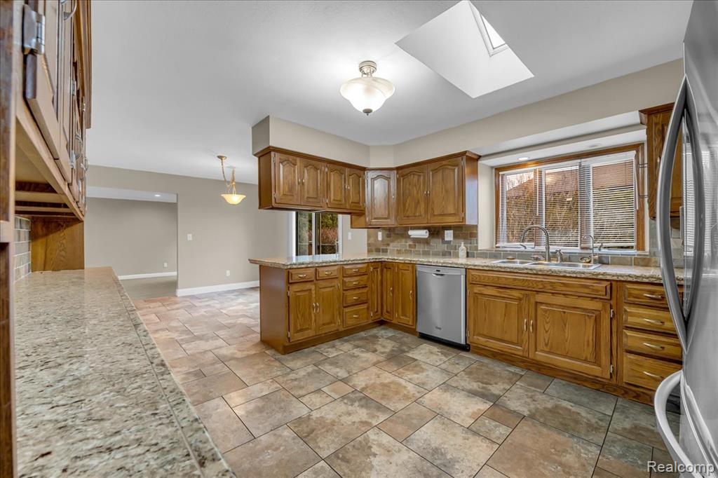 18676 Country Club Circle, Riverview, MI 48193 — Photo 13
