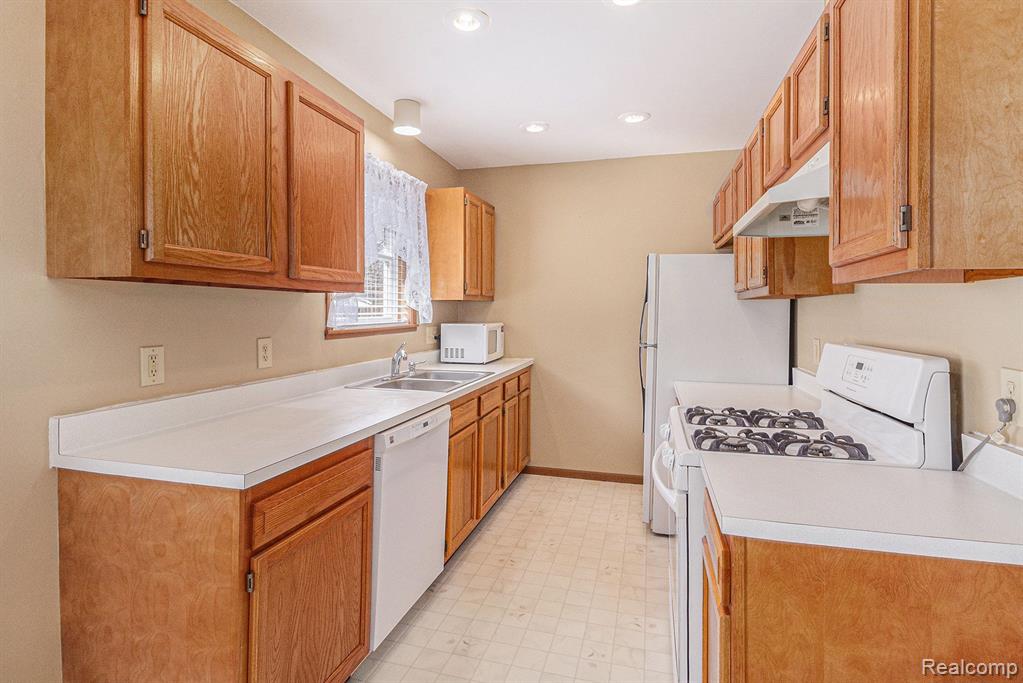 930 N EAST Street, Fenton, MI 48430 — Photo 13