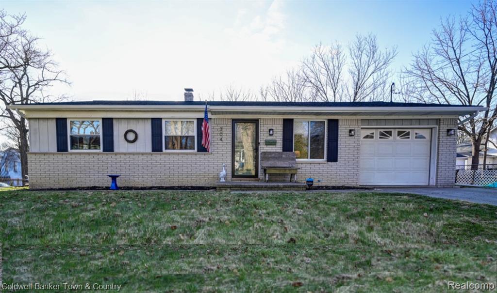 304 John Street, Holly, MI 48442 — front exterior