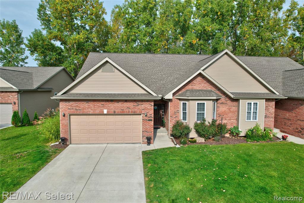 3127 Harbor Pointe Circle, Fenton, MI 48430 — front exterior