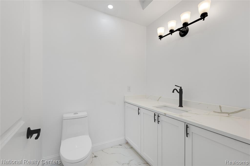 5245 BUELL Drive, Commerce Twp, MI 48382 — Photo 24