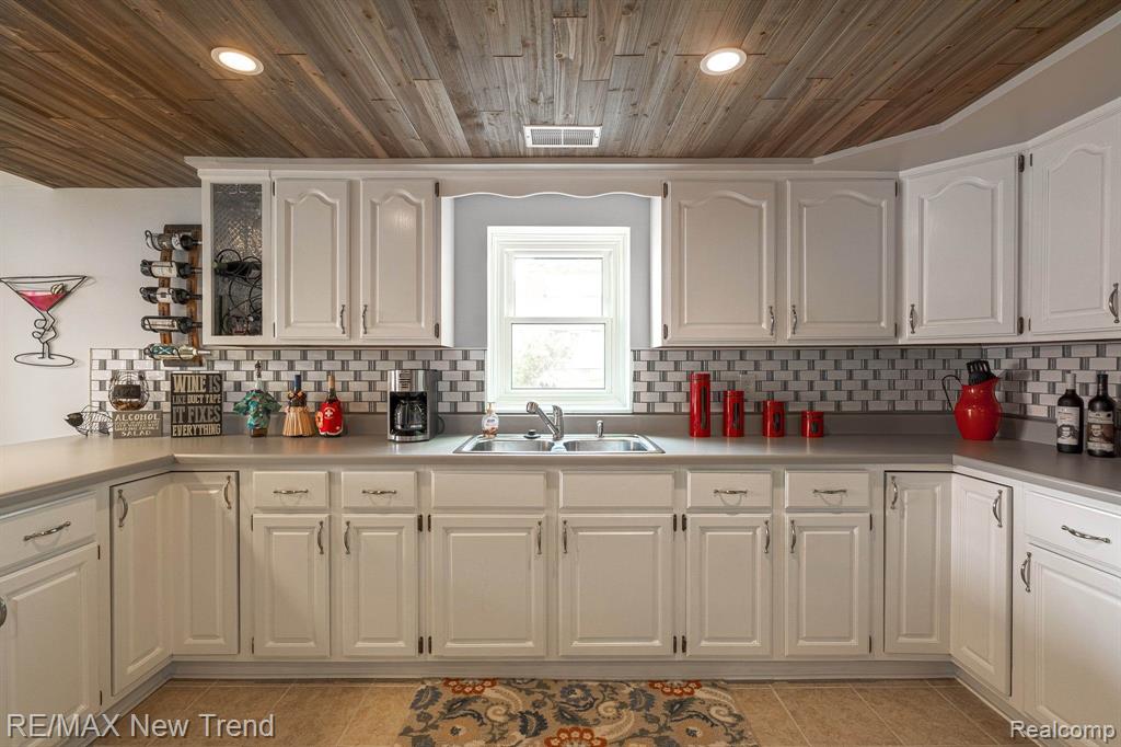6768 HATCHERY Road, Waterford, MI 48327 — Photo 45