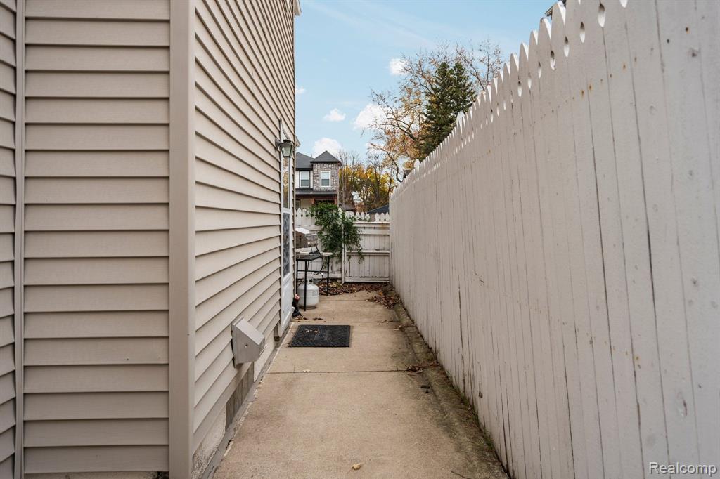 820 CHEROKEE Avenue, Royal Oak, MI 48067 — Photo 35