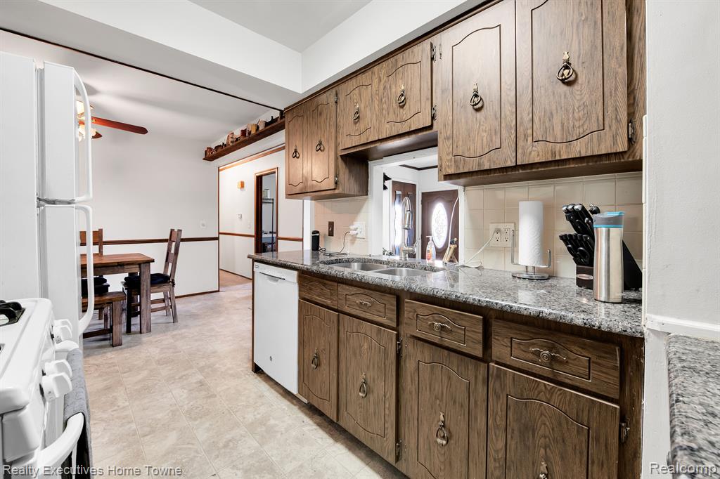 49545 SCHOENHERR Road, Shelby Twp, MI 48315 — Photo 11
