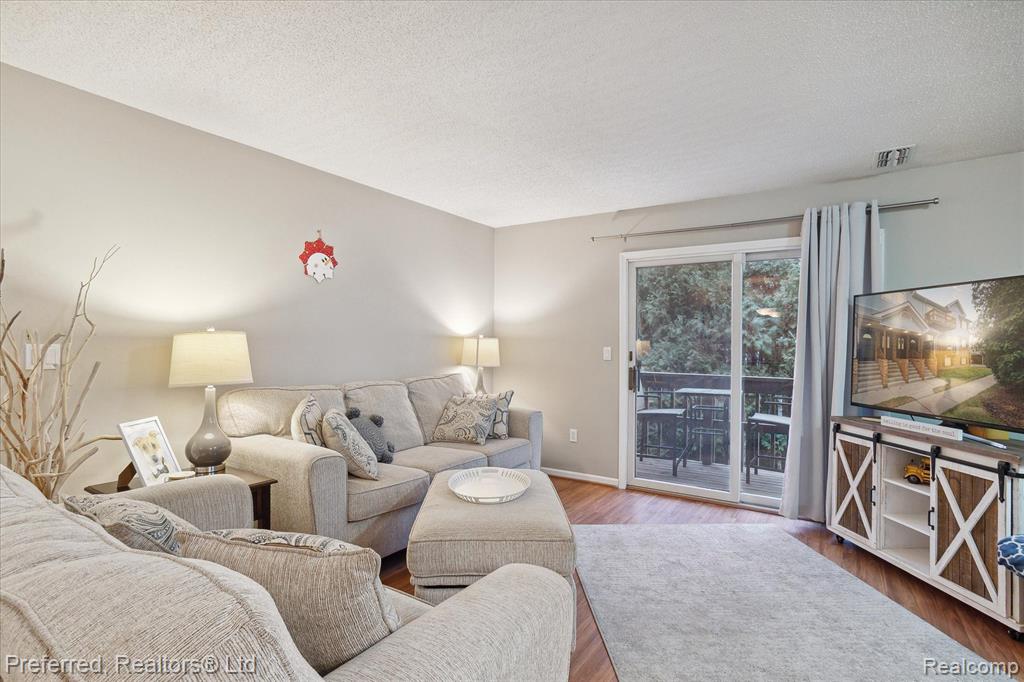262 PINEWOOD Drive, Plymouth, MI 48170 — Photo 7