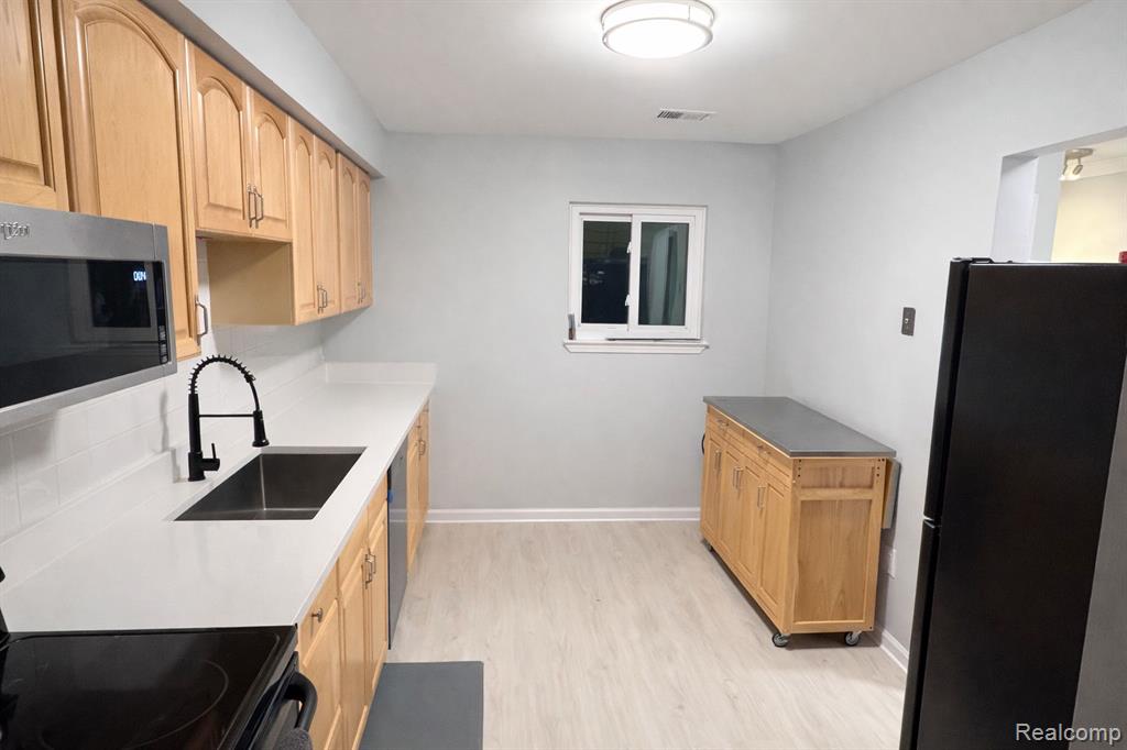 33693 Pondview Circle, Livonia, MI 48152 — Photo 7
