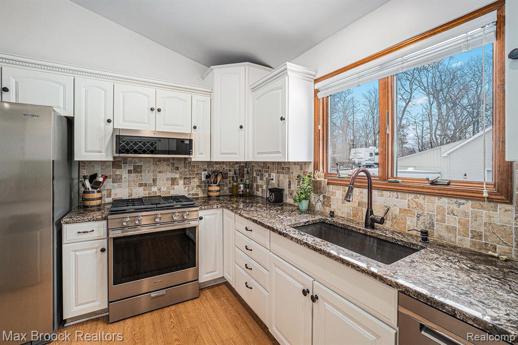11412 Delmar Drive, Fenton, MI 48430 — Photo 4