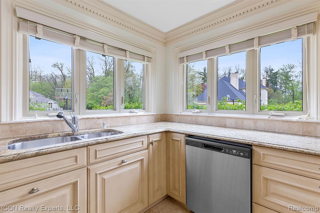 5215 DEER RUN Circle, Orchard Lake Village, MI 48323 — Photo 30