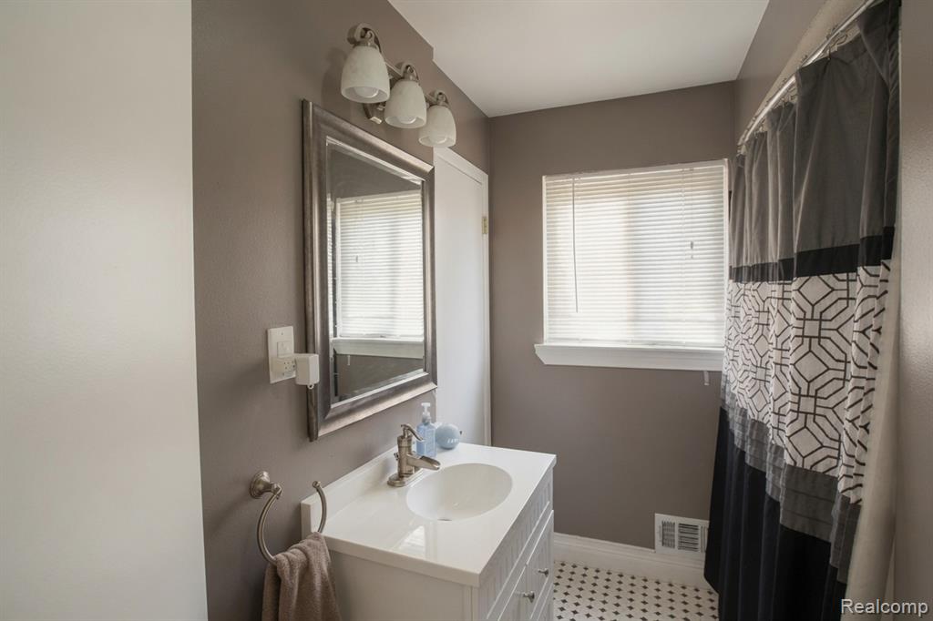 18584 Blue Island Court, Roseville, MI 48066 — Photo 14
