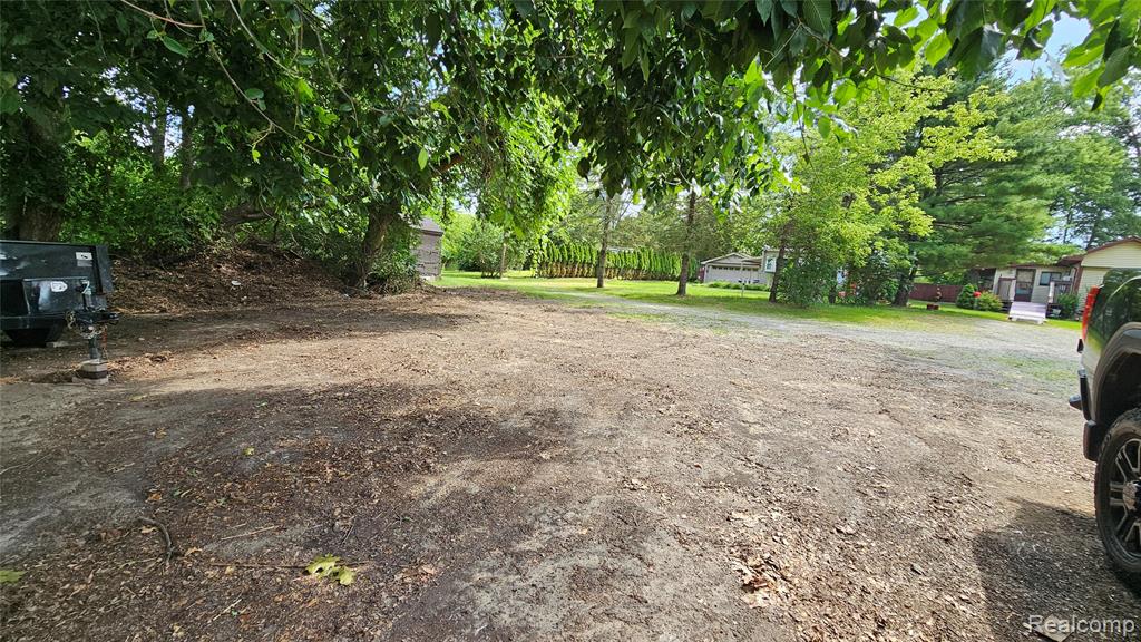 V/L M-36, Pinckney, MI 48169 — front exterior