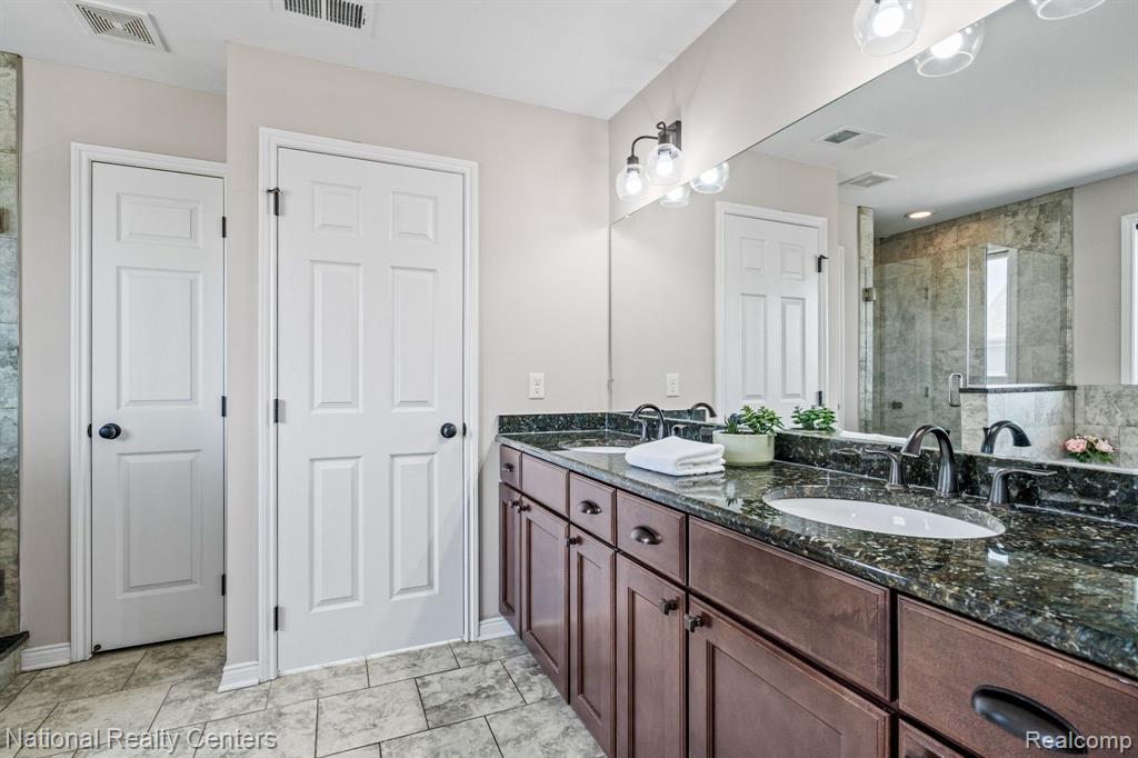 527 SOUTHSHORE Drive, Oxford, MI 48371 — Photo 33