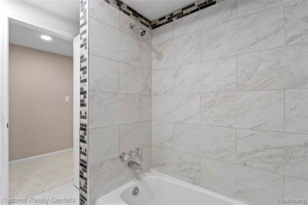 7103 Pebble Park Drive, West Bloomfield, MI — Photo 38