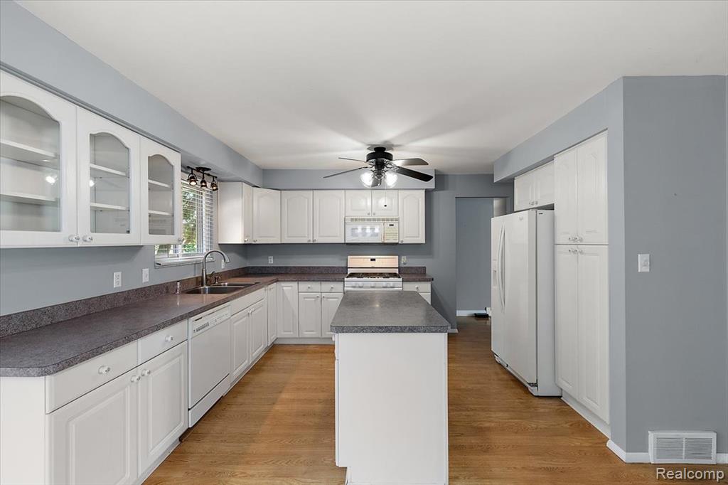 2947 SUN TERRACE Drive, Hartland, MI 48353 — Photo 16