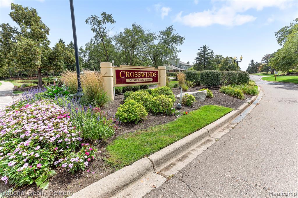 38860 Country Circle, Farmington Hills, MI 48331