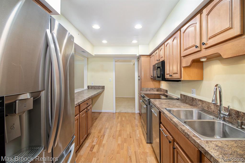 19710 W 13 Mile Road, 105, Beverly Hills, MI 48025 — Photo 3