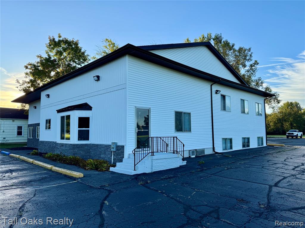 5046 DAVISON Road, Burton, MI 48509 — Photo 2