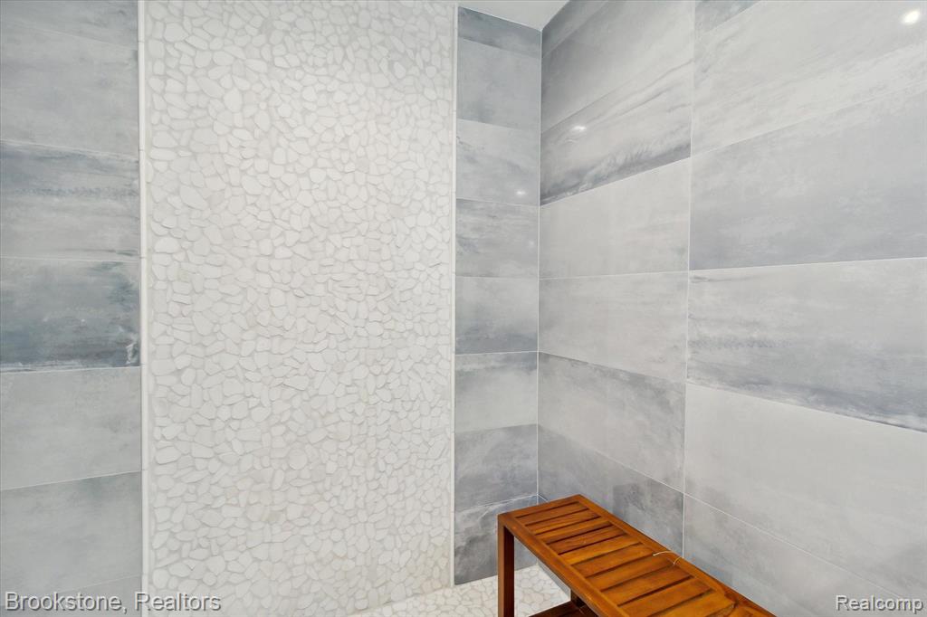 633 DETROIT Avenue, Lake Orion, MI 48362 — Photo 39