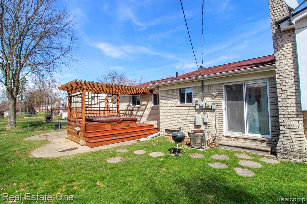 6942 Leslee Crest Drive, West Bloomfield, MI — Photo 33