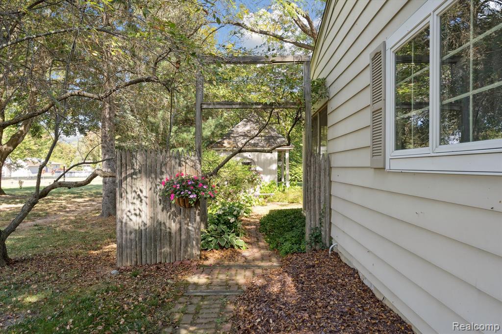 915 E River Road, Flushing, MI 48433 — Photo 38