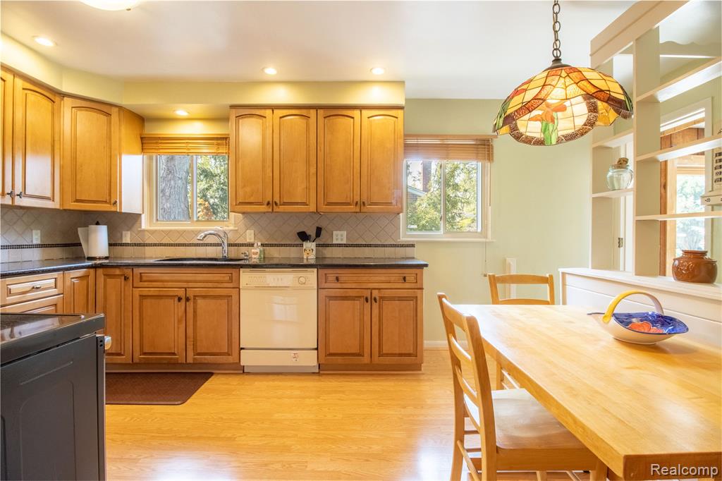 17058 W 13 Mile Road, Beverly Hills, MI 48025 — Photo 18