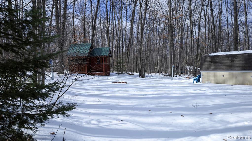 View of yard with an outdoor structure