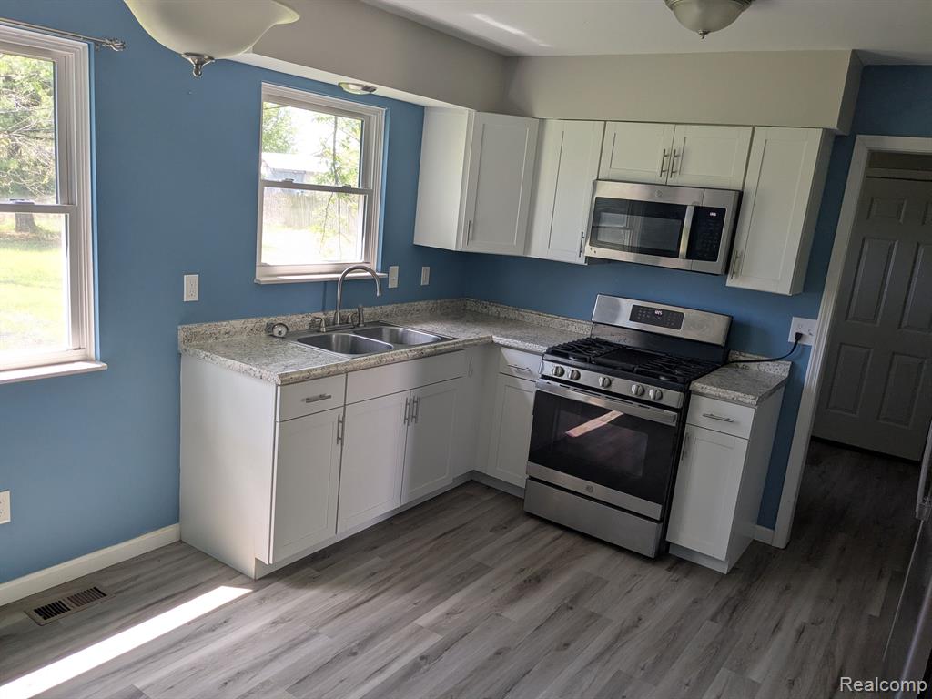 631 S ELM Street, Lapeer, MI 48446 — Photo 6
