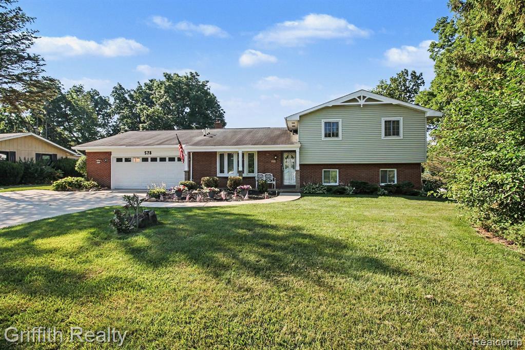 578 E Coon Lake Road, Howell, MI 48843