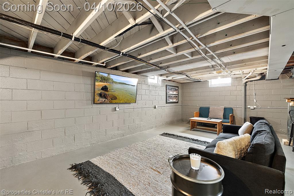 24658 Roanoke Avenue, Oak Park, MI 48237 — Photo 32