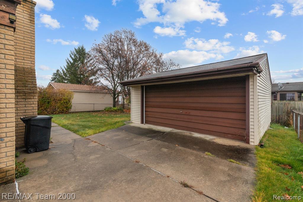 40220 Walter Drive, Sterling Heights, MI 48310 — Photo 23
