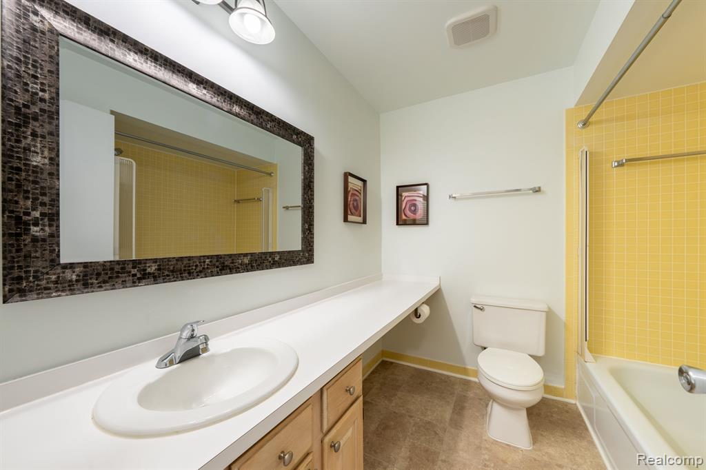 676 E FOX HILLS Drive, Bloomfield Hills, MI 48304 — Photo 13