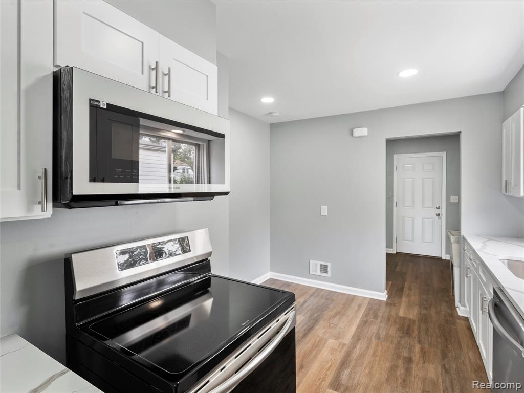 396 W PEARL Avenue, Hazel Park, MI 48030 — Photo 8