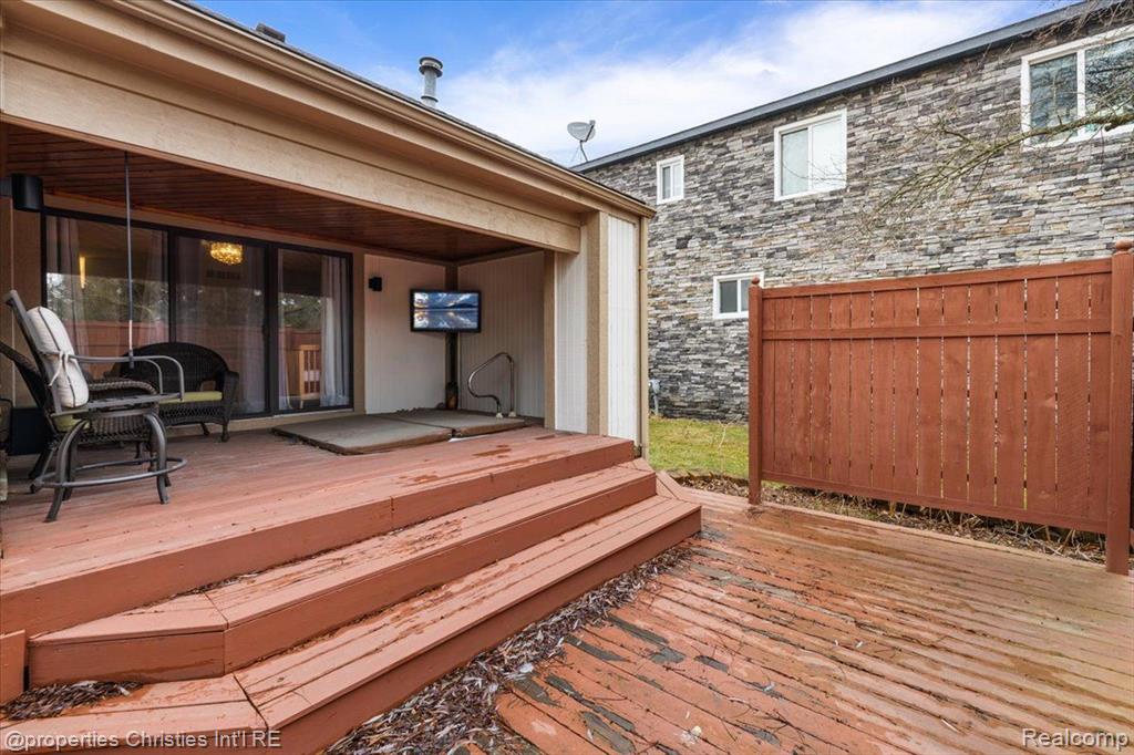 8241 LAKE PINE Drive, Commerce Twp, MI 48382 — Photo 46