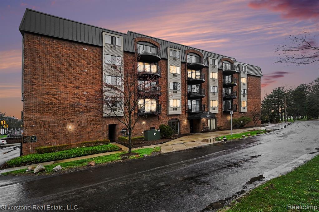 35300 Woodward Avenue, Birmingham, MI 48009
