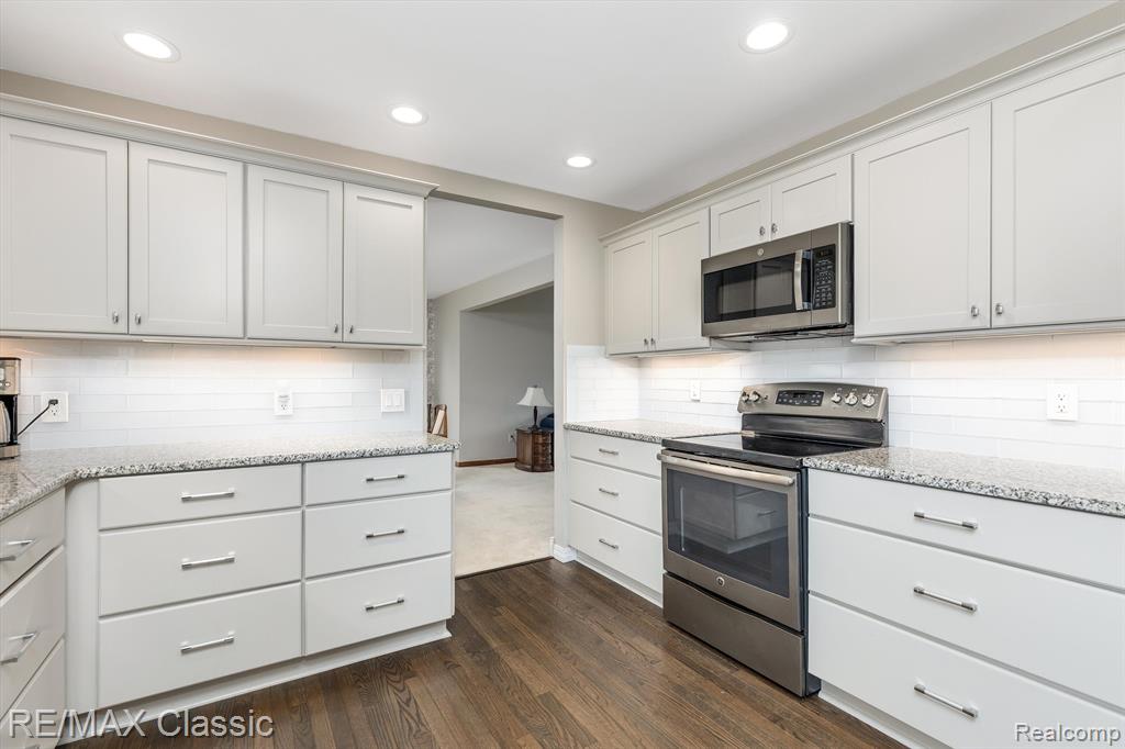 5850 MEADOWS Drive, Clarkston, MI 48348 — Photo 4