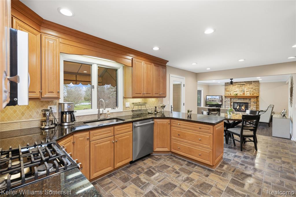 447 Antoinette Drive, Rochester Hills, MI 48309 — Photo 20