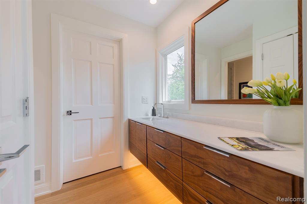 655 CANTERBURY Road, Grosse Pointe Woods, MI 48236 — Photo 35