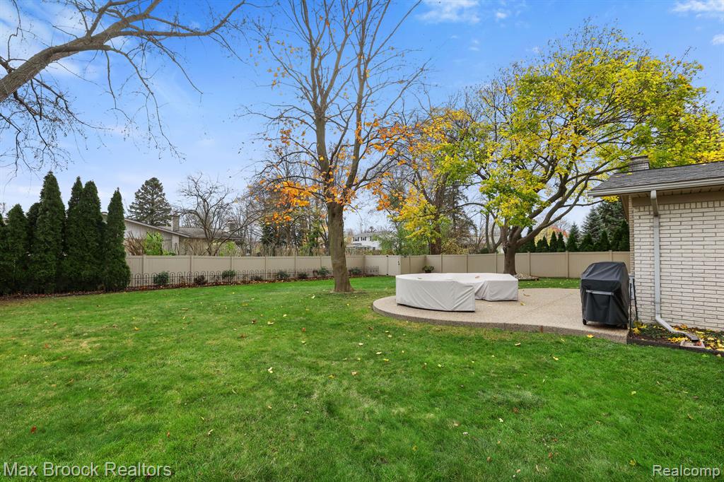 975 HUNTSFORD Drive, Troy, MI 48084 — Photo 21