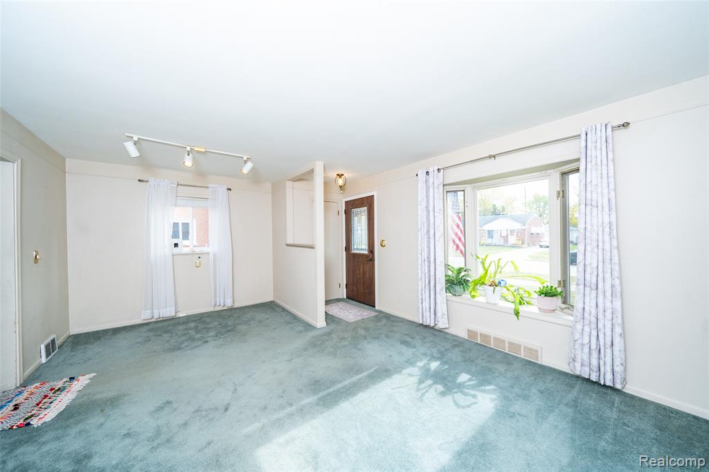 5247 Lyons Circle S, Warren, MI 48092 — Photo 14