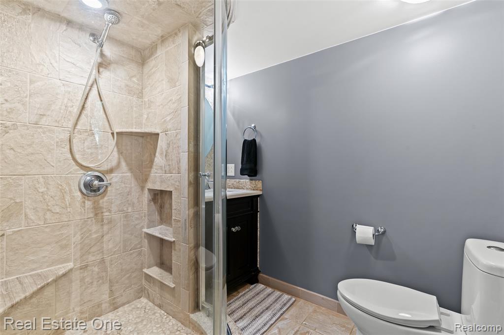 696 Estes Court, Waterford, MI 48327 — Photo 15