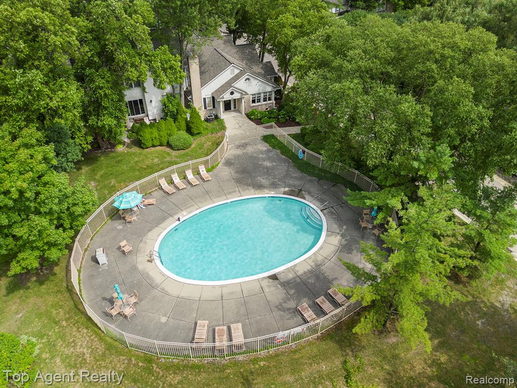 7369 Danbury Drive, West Bloomfield, MI — Photo 31