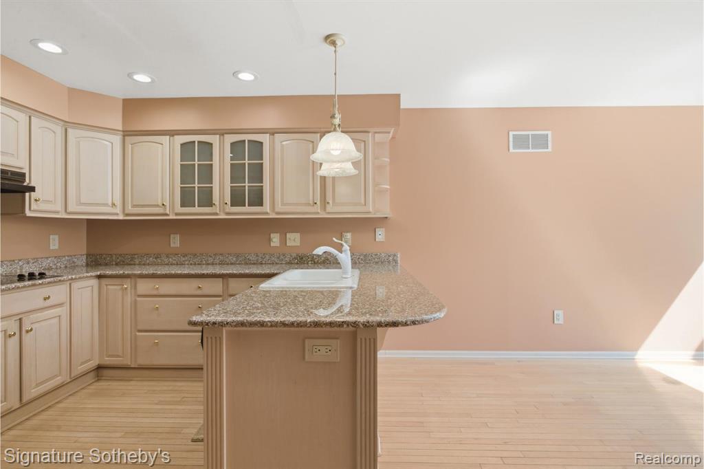 24122 Bingham Pointe Drive, 24, Bingham Farms, MI 48025 — Photo 7