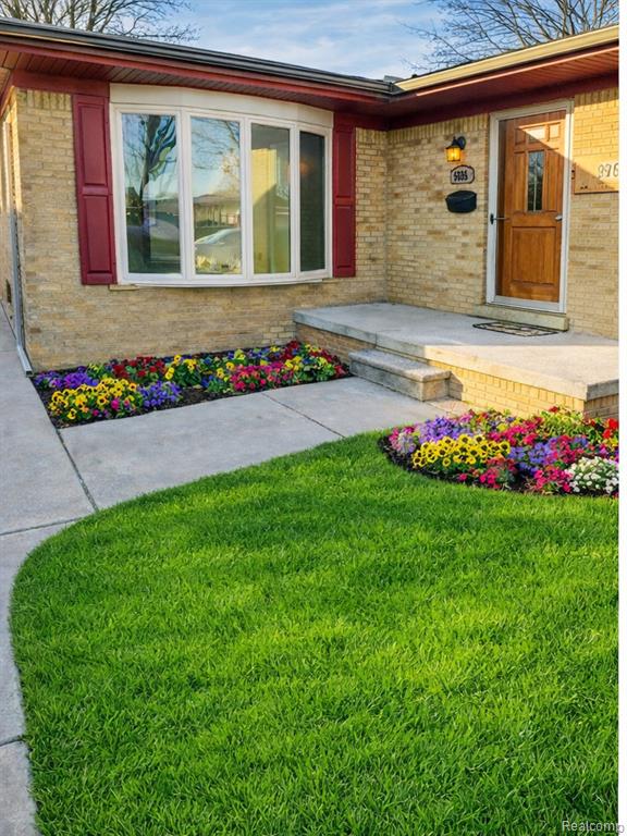 8895 Lenore Ave, Redford, MI 48239 — front exterior