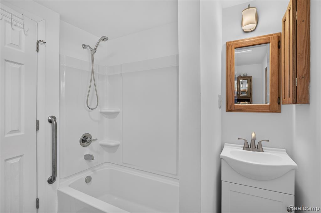 91 Crescent Avenue, Lake Orion, MI 48362 — Photo 11