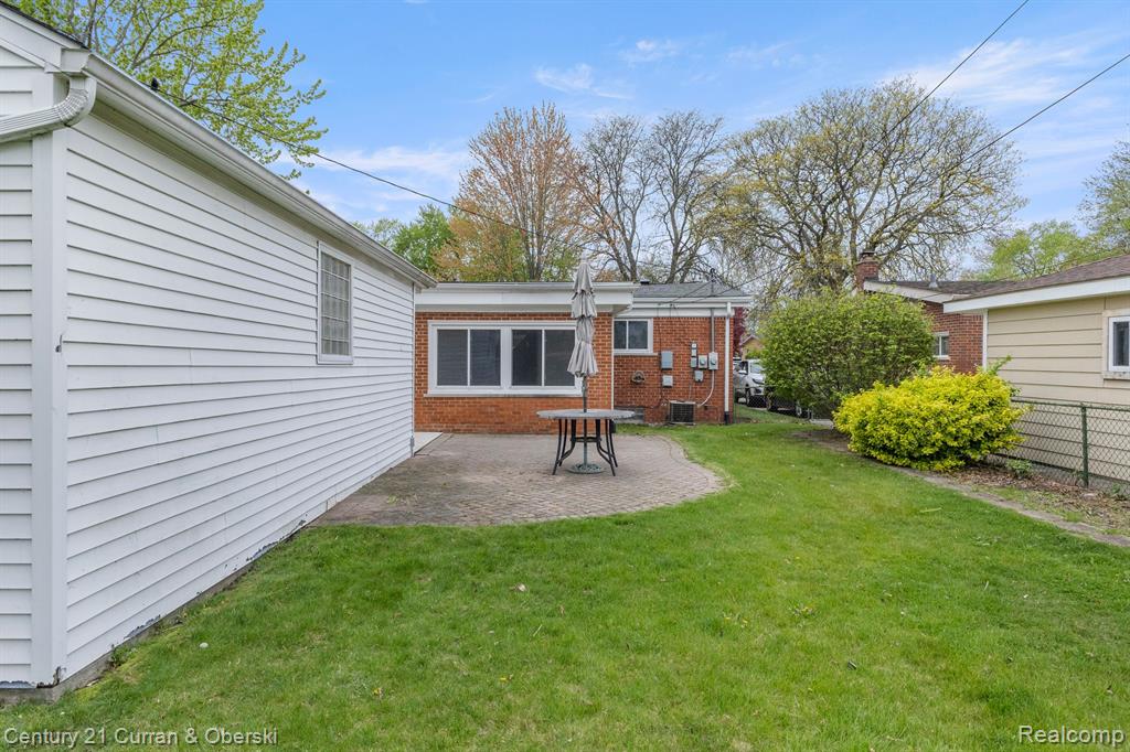 7484 N CHARLESWORTH Street, Dearborn Heights, MI 48127 — Photo 47
