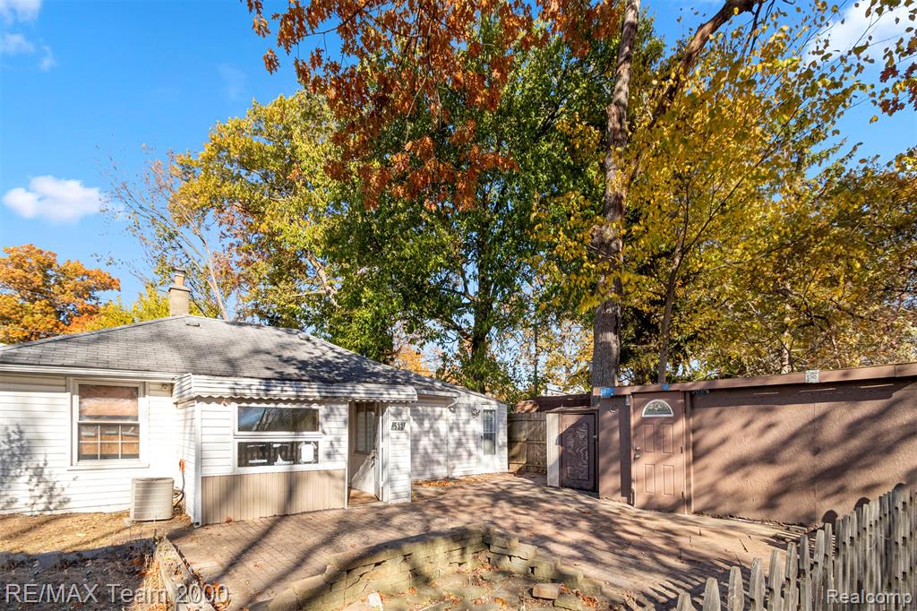 533 E Milton Avenue, Hazel Park, MI 48030 — Photo 25
